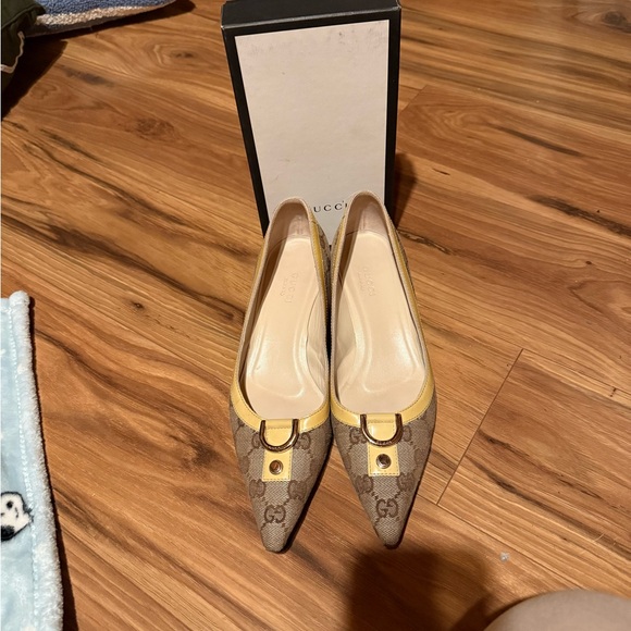 Gucci Brown and Yellow Heels with Elegant Design - Picture 2 of 6